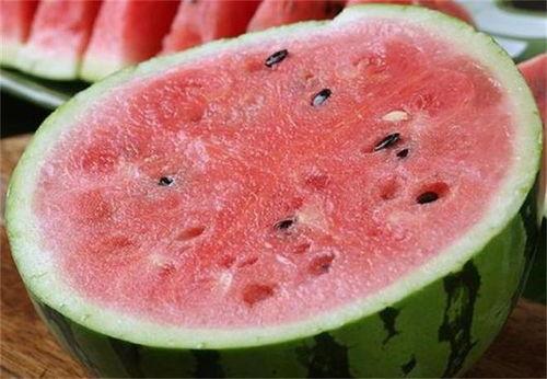 老外吃麒麟瓜视频播放,品尝中国独特美味，视频播放引发热议