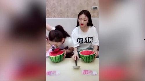妹妹一起吃瓜