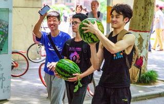 吃瓜学校停车场