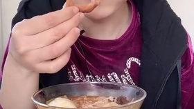 吃瓜爆料精神小妹