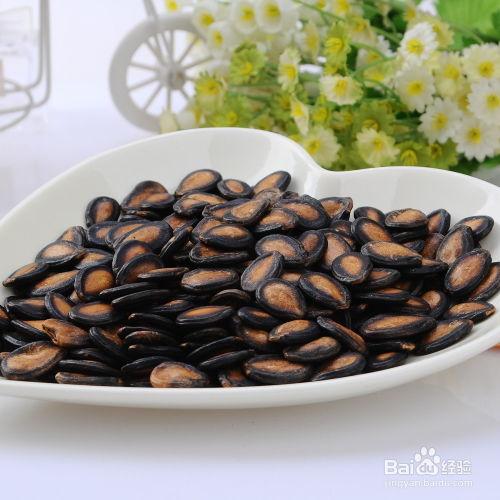 听雨吃瓜嗑瓜子,夏日悠闲时光的完美写照