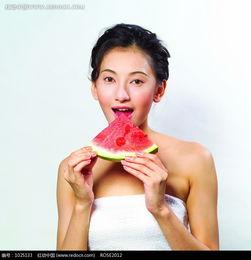 搭讪美女吃瓜图片,搭讪高手如何巧妙开启浪漫对话