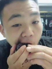 帅哥吃瓜哭了图片搞笑,帅哥泪洒瓜田，吃瓜哭成表情包！