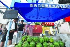 新港服装城吃瓜,吃瓜群众的热闹盛宴