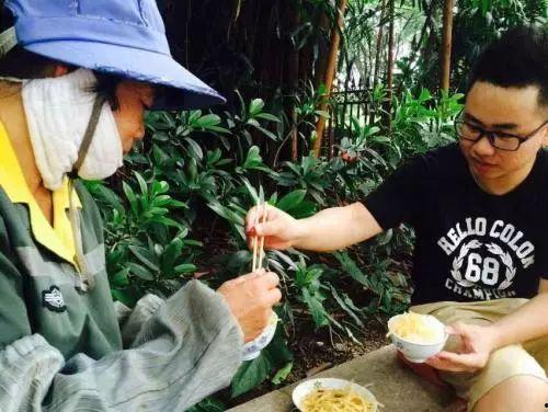 吃瓜蒲扇拍照图片大全,吃瓜蒲扇拍照瞬间，尽享清凉时光