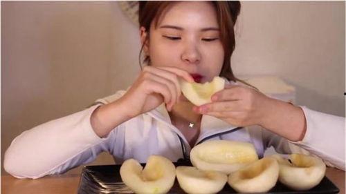韩国女孩吃瓜,甜蜜瓜味生活分享