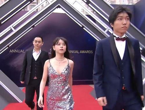 蓝色战衣女吃瓜,揭秘娱乐圈幕后风云