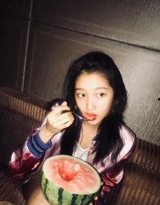 吃瓜照片女生,镜头下的青春风采