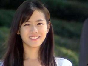 孙艺珍吃瓜笑,展现明星魅力瞬间