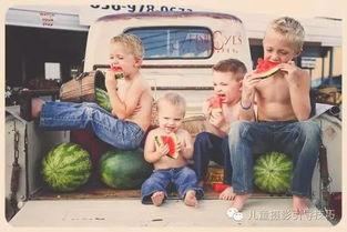 吃瓜主题儿童摄影男孩,捕捉男孩的欢乐瞬间