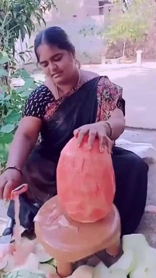 吃瓜的胖女人,吃瓜的胖女人背后的故事与启示