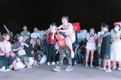 吃瓜男女互动,吃瓜男女演绎现代爱情喜剧