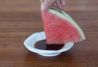 吃瓜还得蘸酱油,酱油调味，滋味升级！