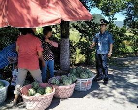 雨中吃瓜的群众,见证一场别开生面的街头盛宴