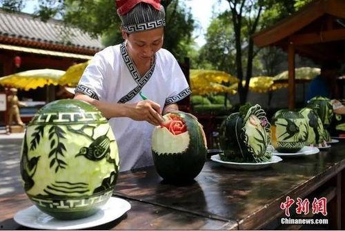 古人吃瓜图,穿越千年的消夏风情